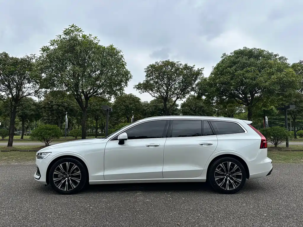 Volvo Volvo V60 B5 2022 - thumbnail 10