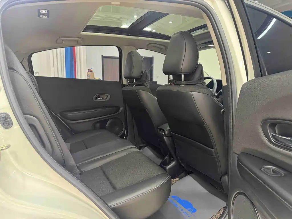 Honda Vezel 2022 model 1.5L CVT Phantom Night Pioneer Edition 2021 - thumbnail 9