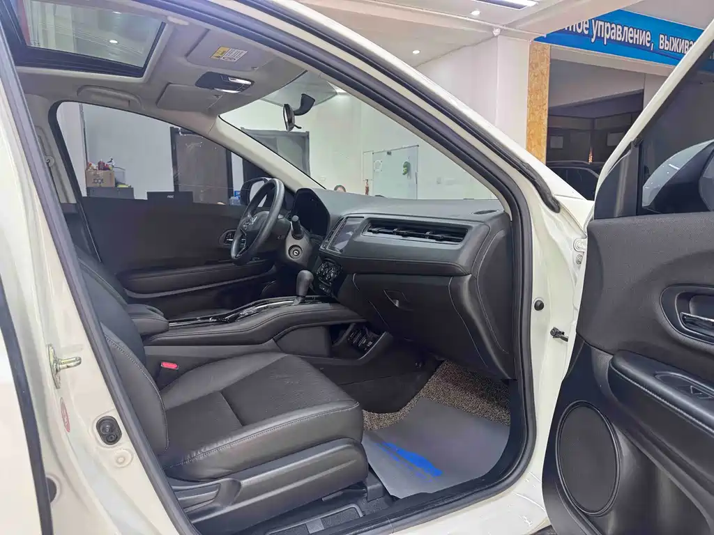 Honda Vezel 2022 model 1.5L CVT Phantom Night Pioneer Edition 2021 - thumbnail 10