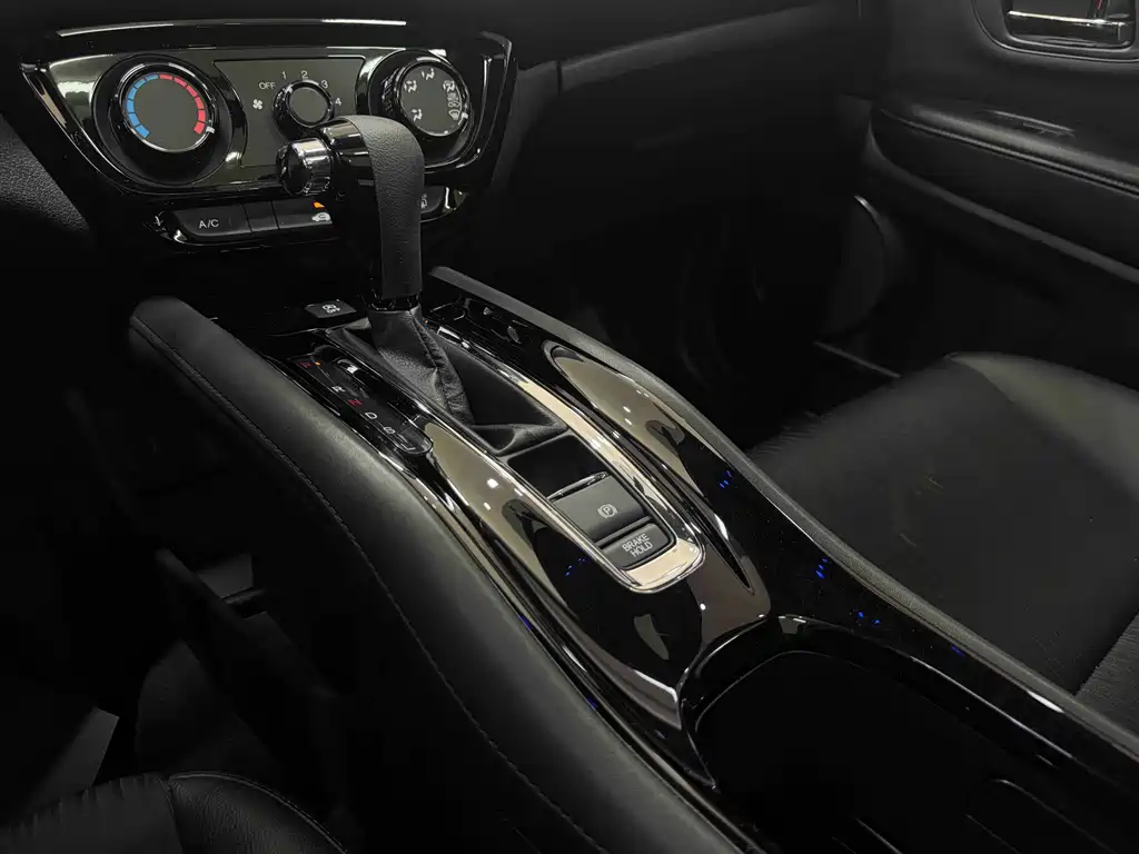 Honda Vezel 2022 model 1.5L CVT Phantom Night Pioneer Edition 2021 - thumbnail 13