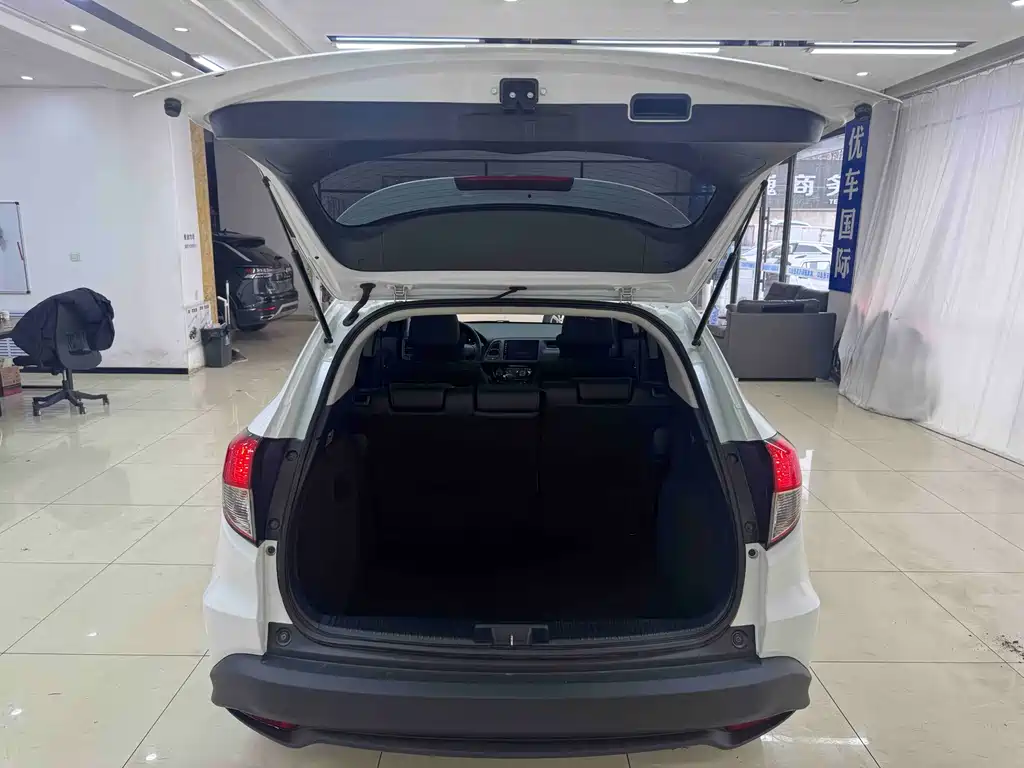 Honda Vezel 2022 model 1.5L CVT Phantom Night Pioneer Edition 2021 - thumbnail 19
