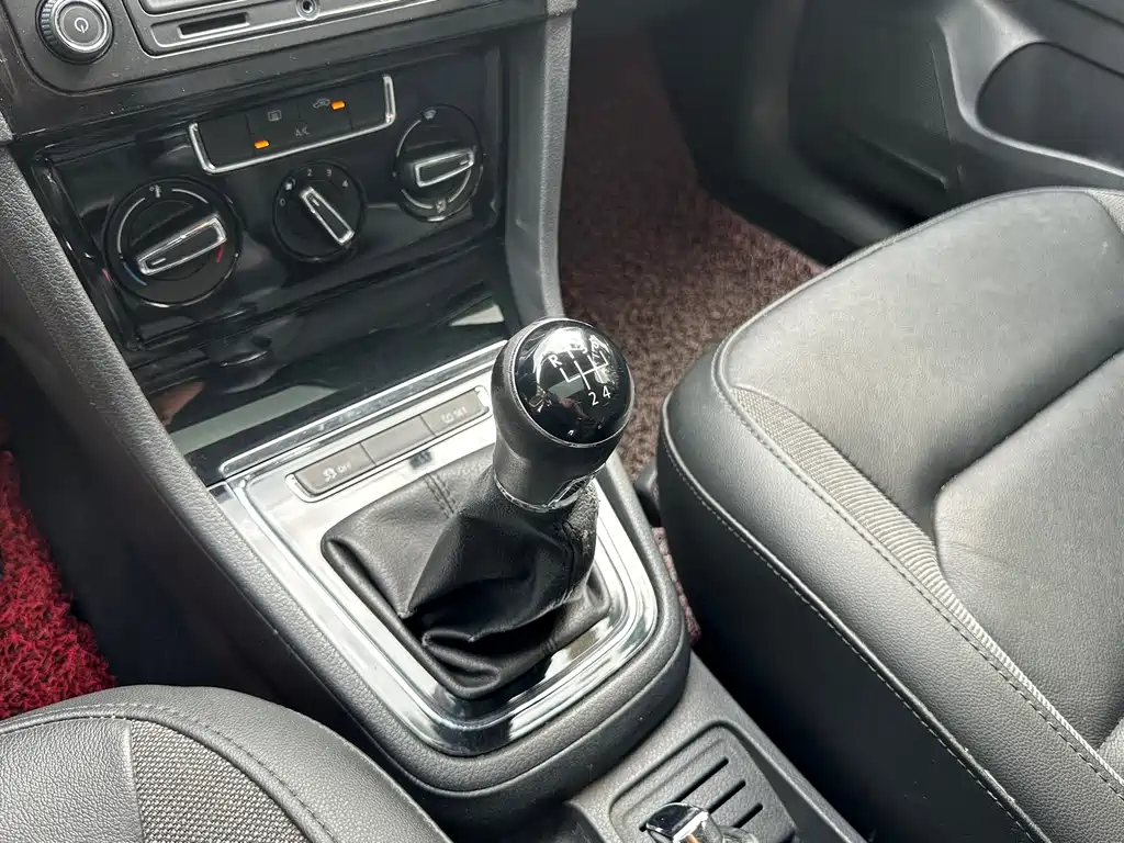Volkswagen Bora 2014 1.6L Manual Comfort 2015 - thumbnail 11