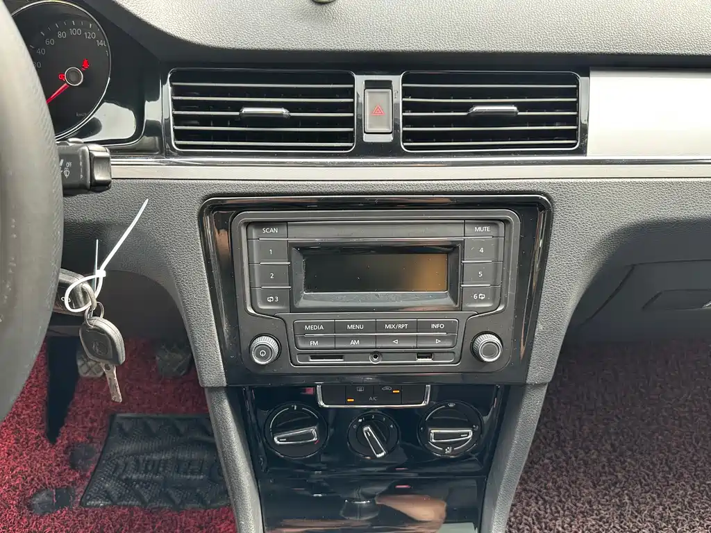 Volkswagen Bora 2014 1.6L Manual Comfort 2015 - thumbnail 12