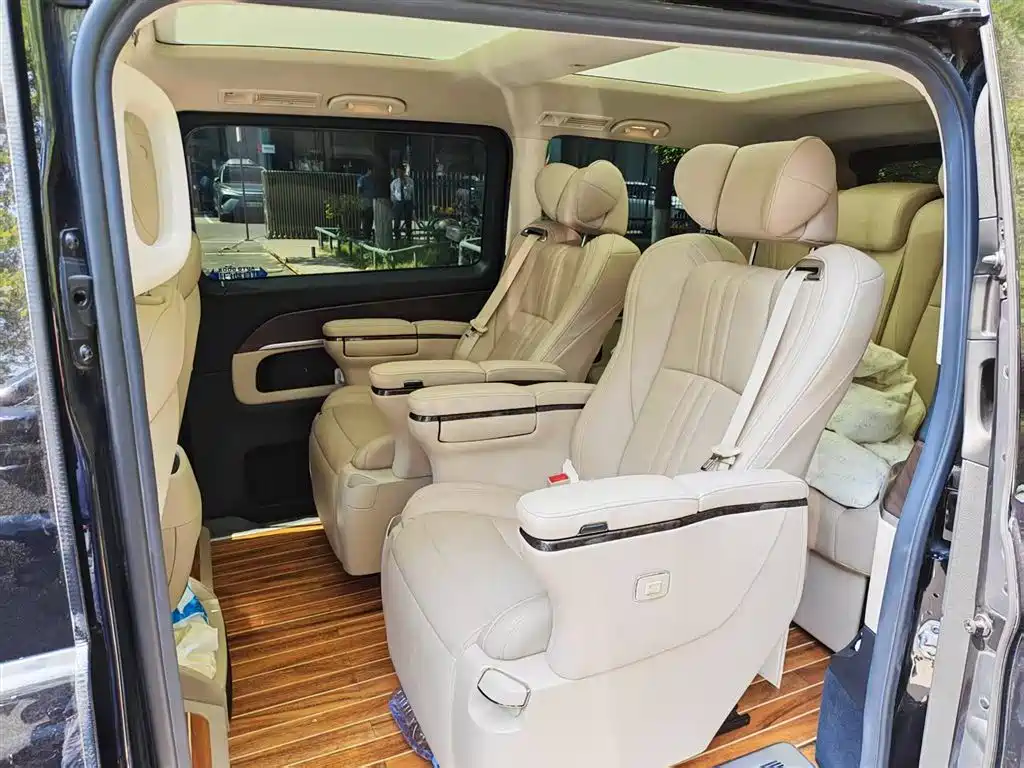 Mercedes-Benz Mercedes-Benz V-Class 2021 V 260 Navigator Edition 2021 - thumbnail 4