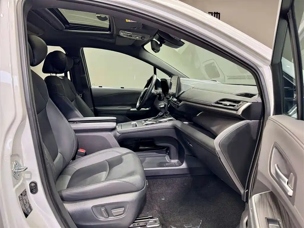 Toyota Sienna 2023 2.5L Hybrid Platinum Edition 2024 - thumbnail 19