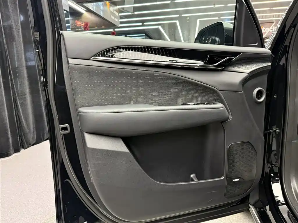 Zeekr Zeekr 009 2024 Six-Seat Executive Edition AWD 108kWh 2025 - thumbnail 14