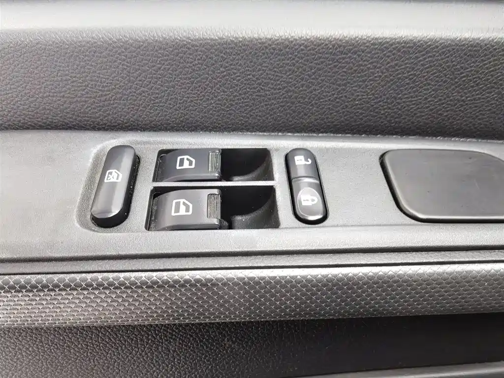 Dongfeng Voyah Voyah V9+ 2023 2.0T Manual FWD Multi-Purpose Short Wheelbase Low Roof 5/6-Seater 2023 - thumbnail 9