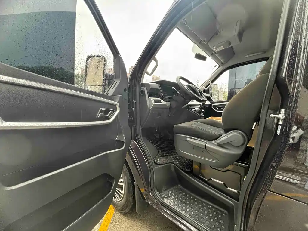 Dongfeng Yufeng Voyah V9+ 2.0T MT FWD Short Wheelbase Low Roof 5/6-Seater 2024 - thumbnail 4