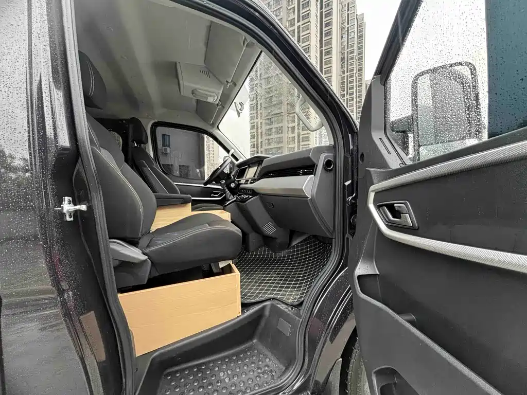 Dongfeng Yufeng Voyah V9+ 2.0T MT FWD Short Wheelbase Low Roof 5/6-Seater 2024 - thumbnail 5