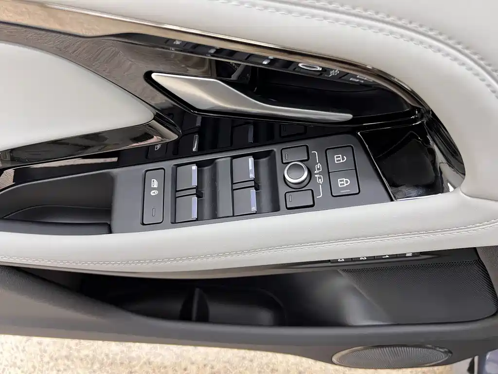 Land Rover Range Rover Evoque L SE 2026 - thumbnail 23