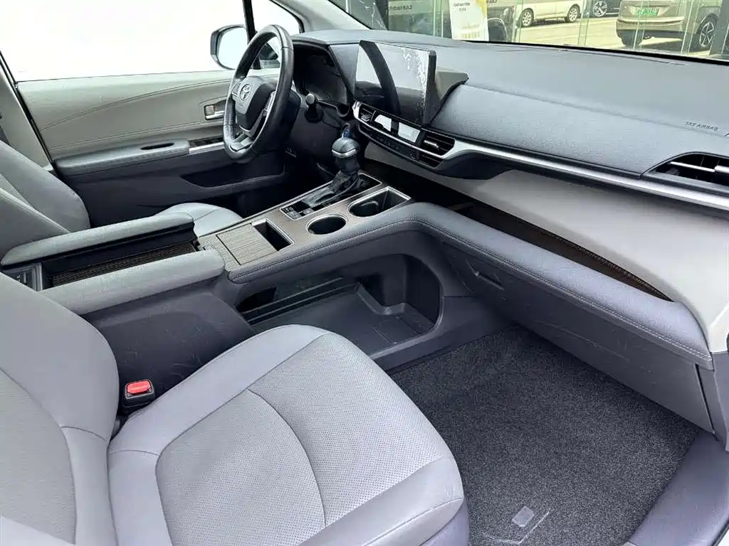 Toyota Toyota Sienna 2021 2.5L Hybrid Luxury Edition 2023 - thumbnail 20