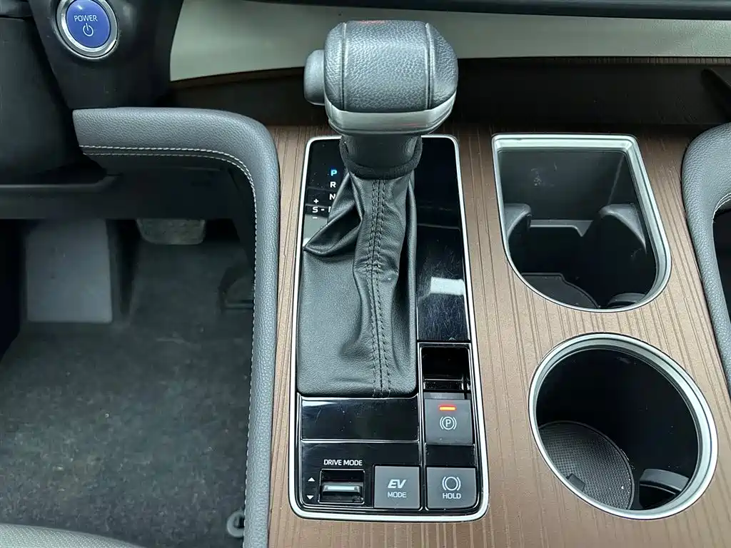 Toyota Toyota Sienna 2021 2.5L Hybrid Luxury Edition 2023 - thumbnail 23