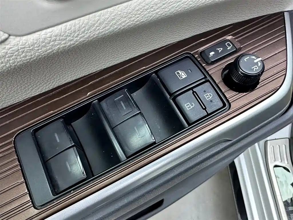 Toyota Toyota Sienna 2021 2.5L Hybrid Luxury Edition 2023 - thumbnail 27