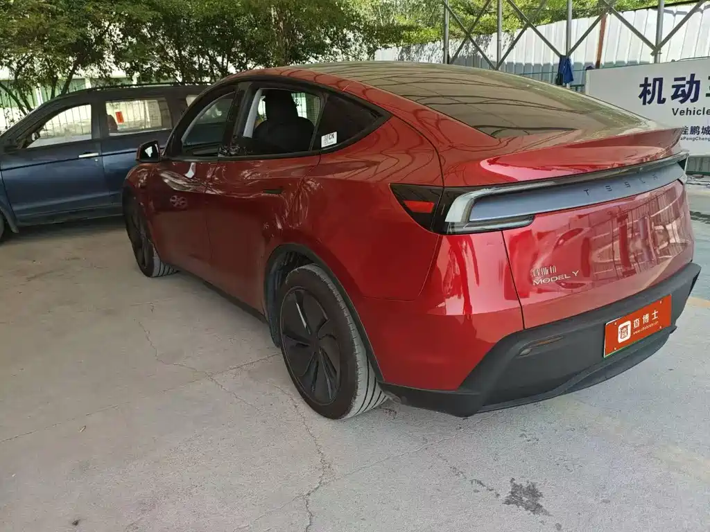 Tesla Model Y RWD 2025 - thumbnail 4