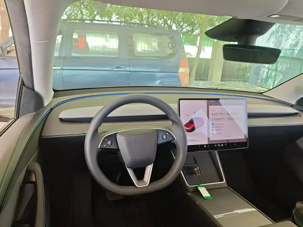 Tesla Model Y RWD 2025 - thumbnail 6