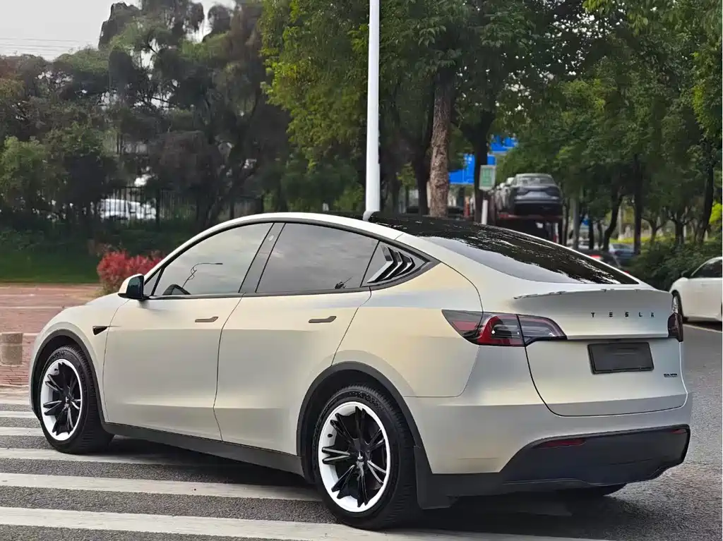 Tesla Model Y 2021 Standard Range Rear-Wheel Drive 2022 - thumbnail 4