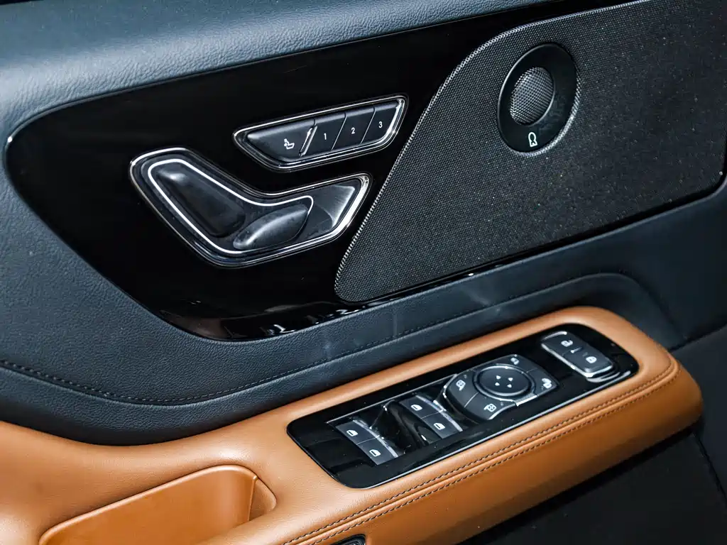 Lincoln Lincoln Aviator 2023 3.0T V6 AWD Respectful Elegance Cruise Edition 6-Seater 2024 - thumbnail 25