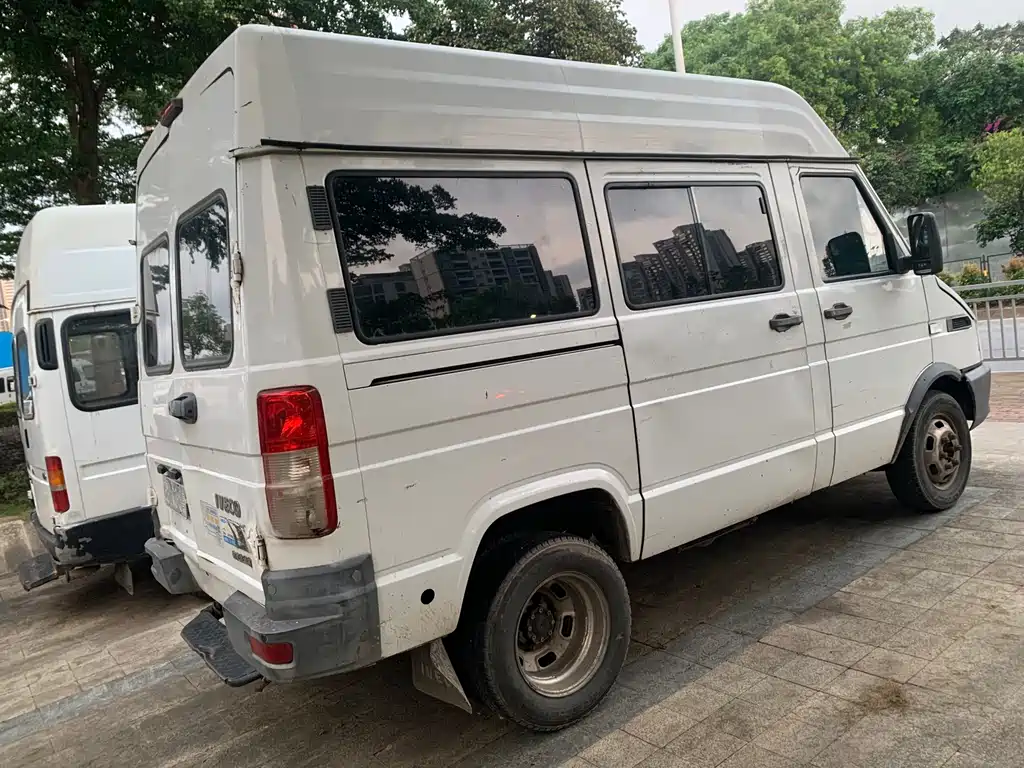 Iveco Iveco Daily 2017 2.5T A35 Passenger Van 5-7 Seats 47Z5 2018 - thumbnail 3
