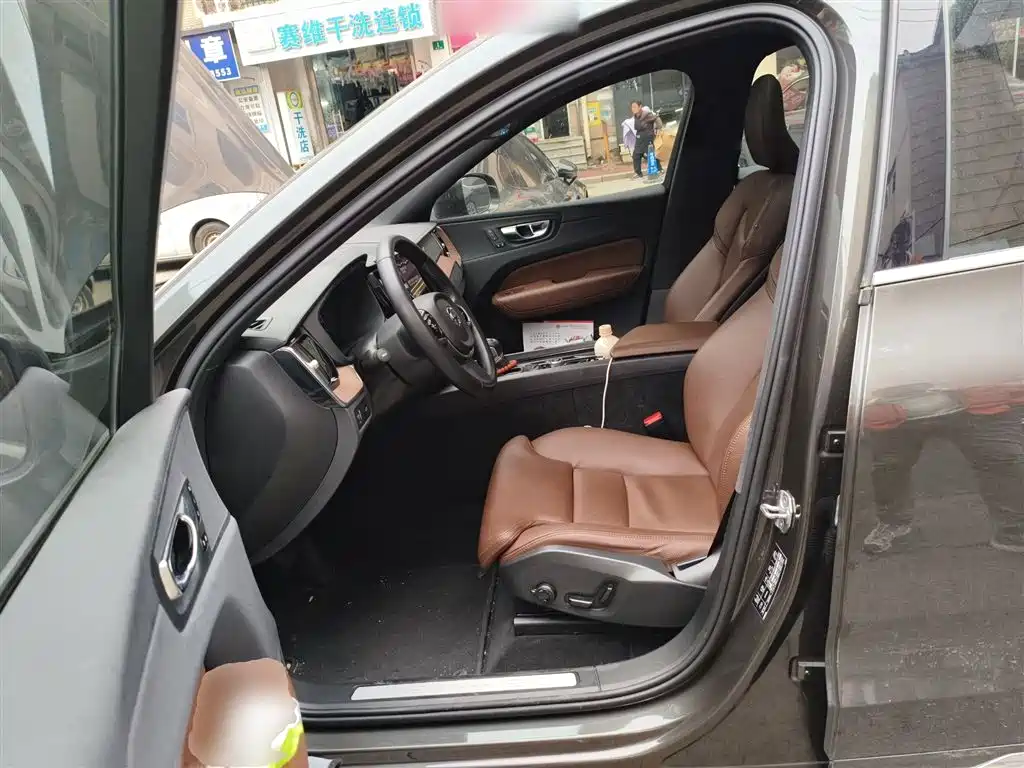 Volvo Volvo XC60 2021 T5 AWD Momentum Luxury Edition 2021 - thumbnail 11