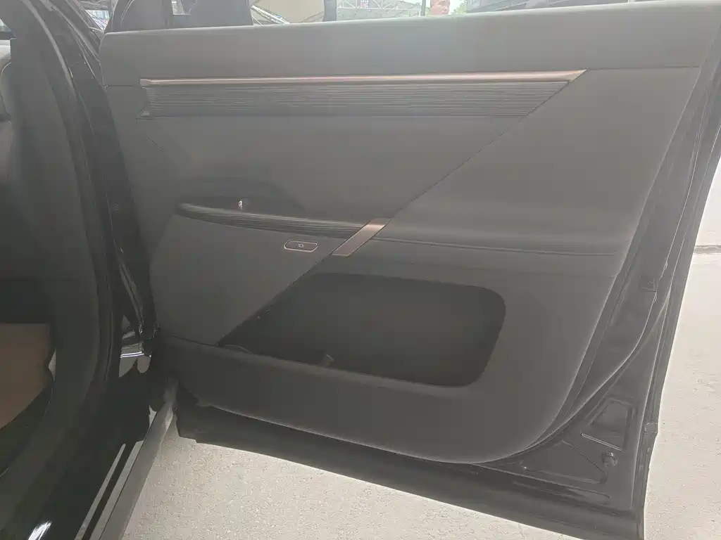Dongfeng Yipai eπ008 2025 636Ultra BEV 5-Seater 2025 - thumbnail 4