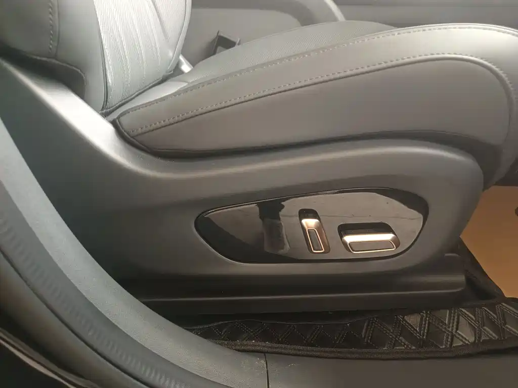 Dongfeng Yipai eπ008 2025 636Ultra BEV 5-Seater 2025 - thumbnail 5