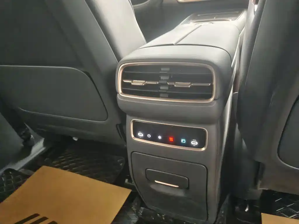 Dongfeng Yipai eπ008 2025 636Ultra BEV 5-Seater 2025 - thumbnail 12
