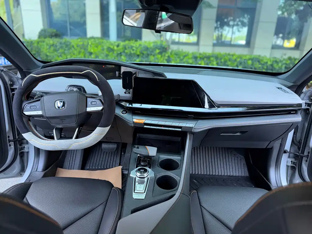 Changan Changan UNI-V 2022 1.5T Premium Model 2023 - thumbnail 4