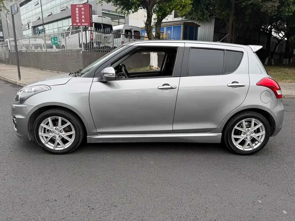 Suzuki Suzuki Swift 2014 1.6L CVT 2WD Luxury Edition 2016 - thumbnail 4