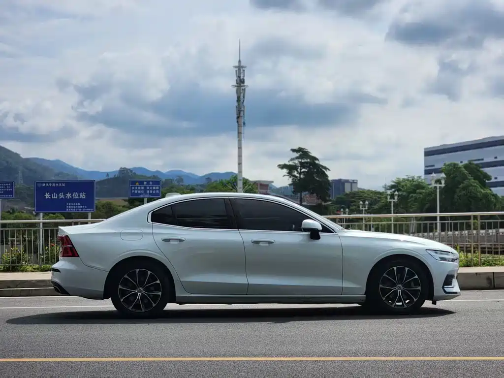 Volvo Volvo S60 T4 2021 - thumbnail 4