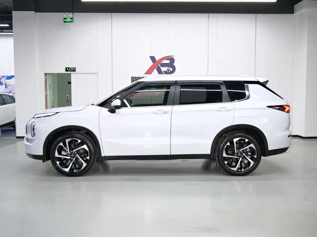 Mitsubishi Mitsubishi Outlander 2023 1.5T CVT AWD Zunya Edition 7-seat 2023 - thumbnail 4