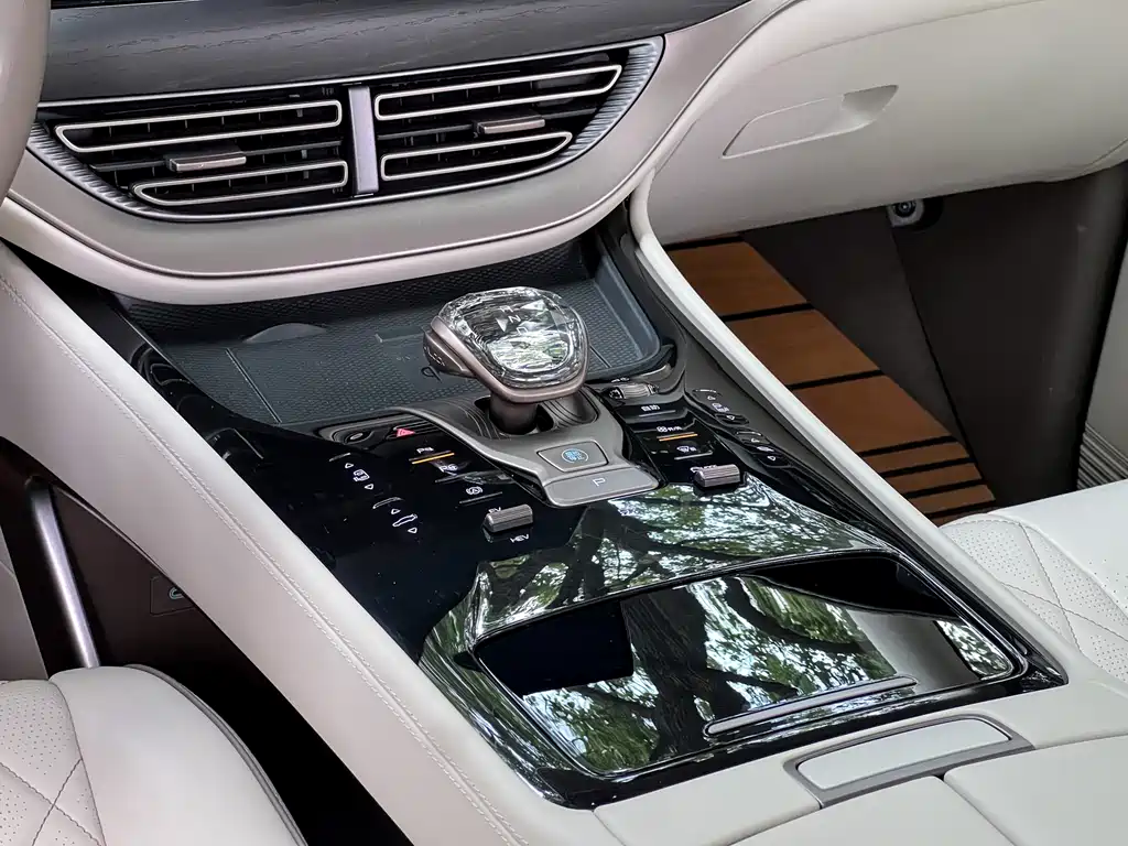 Denza Denza D9 2022 DM-i 970 AWD Flagship Edition 2024 - thumbnail 18