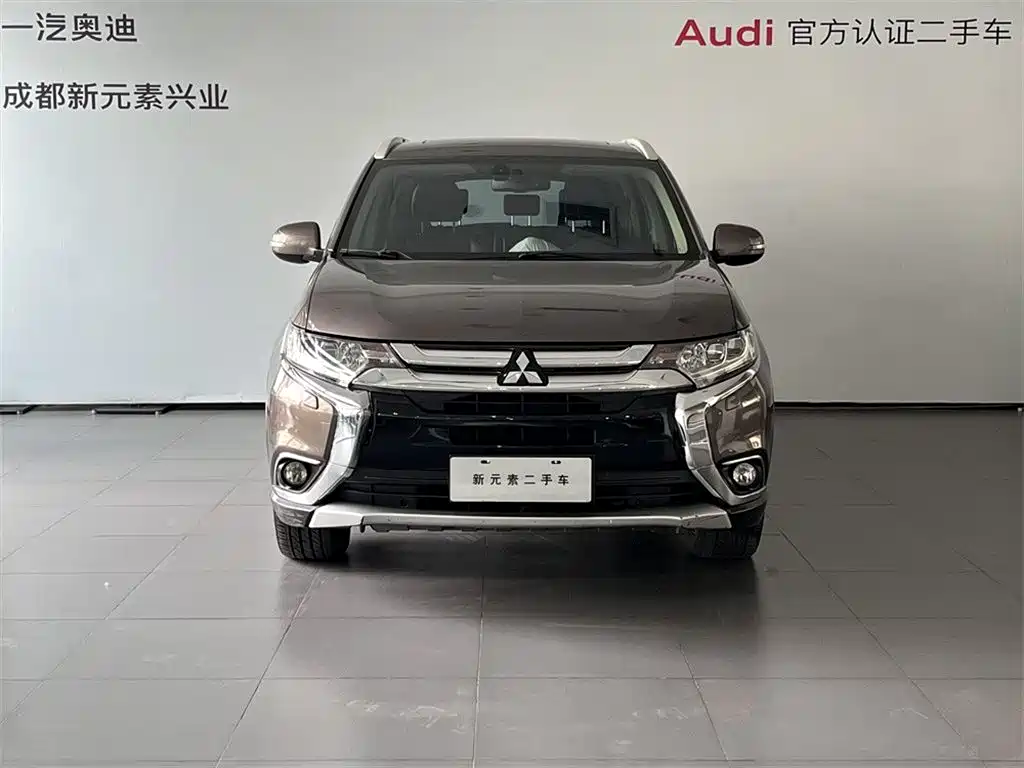 Mitsubishi Mitsubishi Outlander 2016 2.4L AWD Luxury Edition 7-Seater 2017 - thumbnail 2