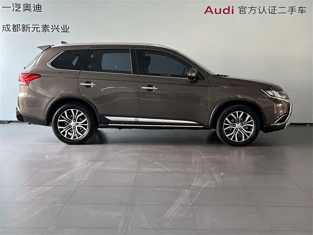 Mitsubishi Mitsubishi Outlander 2016 2.4L AWD Luxury Edition 7-Seater 2017 - thumbnail 3