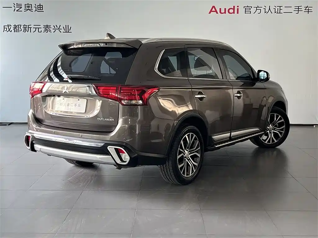 Mitsubishi Mitsubishi Outlander 2016 2.4L AWD Luxury Edition 7-Seater 2017 - thumbnail 4