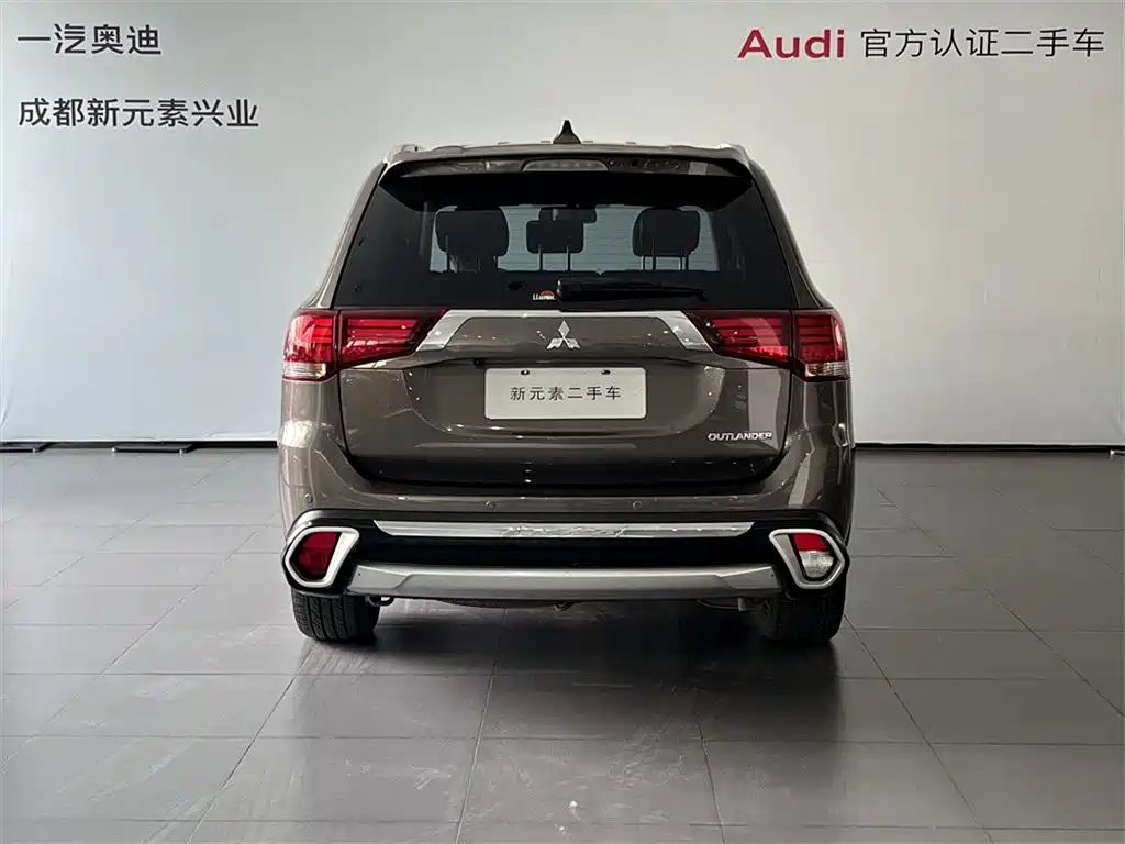 Mitsubishi Mitsubishi Outlander 2016 2.4L AWD Luxury Edition 7-Seater 2017 - thumbnail 5