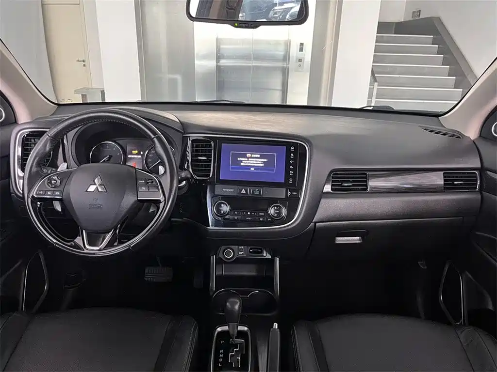 Mitsubishi Mitsubishi Outlander 2016 2.4L AWD Luxury Edition 7-Seater 2017 - thumbnail 6