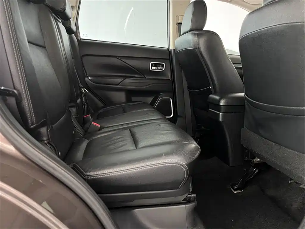 Mitsubishi Mitsubishi Outlander 2016 2.4L AWD Luxury Edition 7-Seater 2017 - thumbnail 7
