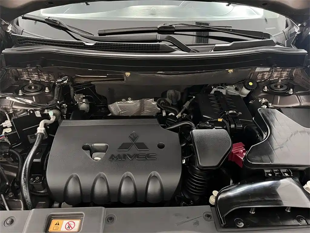 Mitsubishi Mitsubishi Outlander 2016 2.4L AWD Luxury Edition 7-Seater 2017 - thumbnail 8