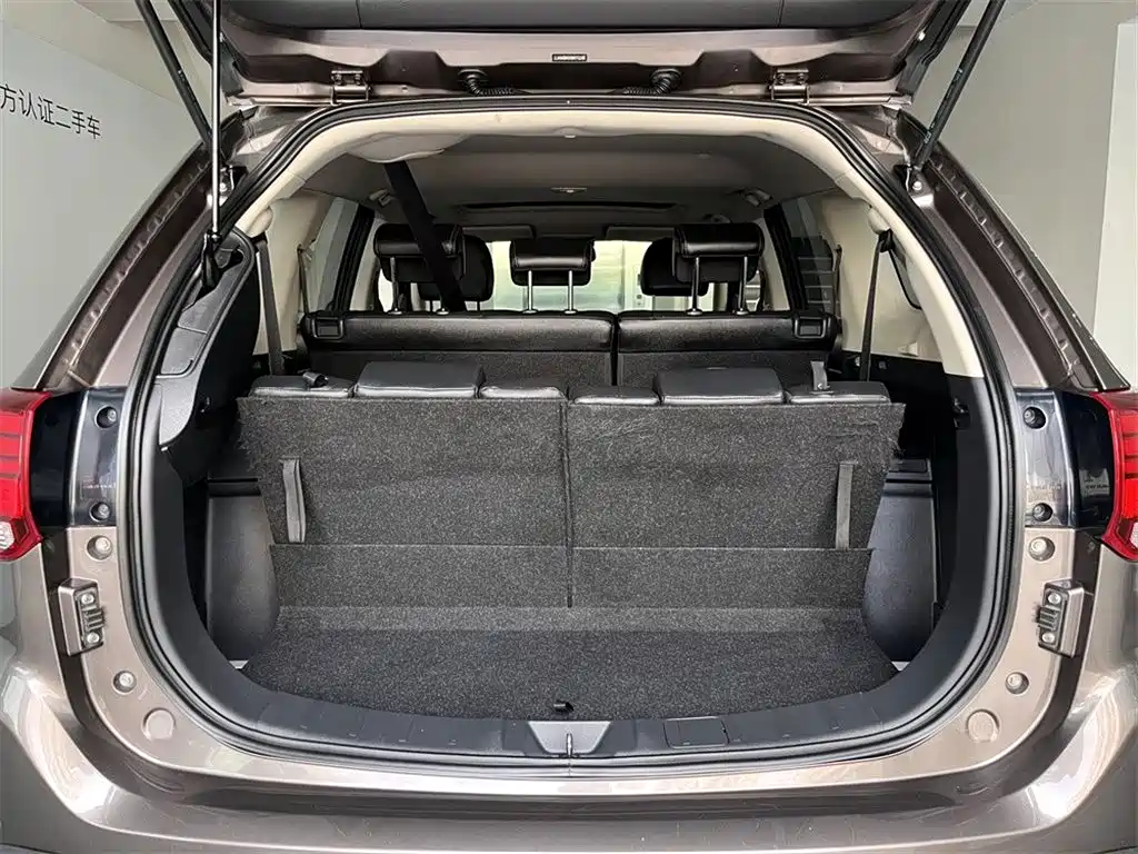 Mitsubishi Mitsubishi Outlander 2016 2.4L AWD Luxury Edition 7-Seater 2017 - thumbnail 9