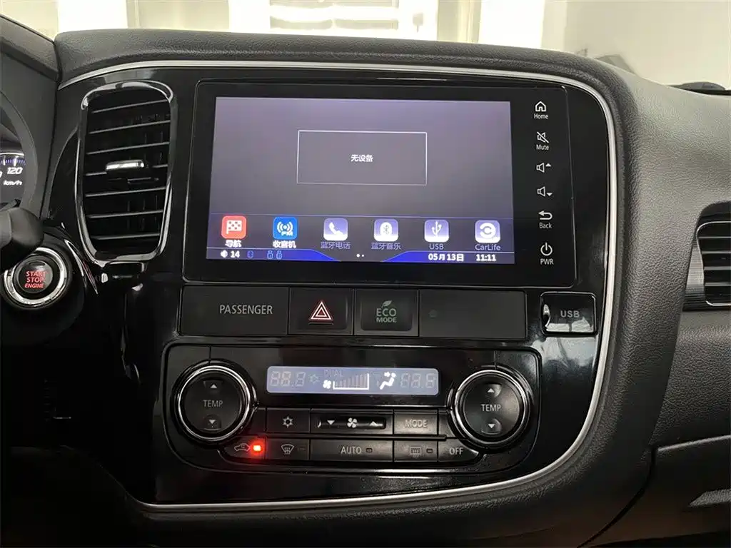 Mitsubishi Mitsubishi Outlander 2016 2.4L AWD Luxury Edition 7-Seater 2017 - thumbnail 11