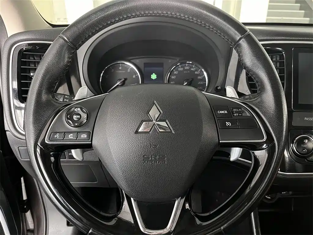 Mitsubishi Mitsubishi Outlander 2016 2.4L AWD Luxury Edition 7-Seater 2017 - thumbnail 12
