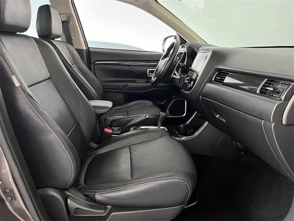 Mitsubishi Mitsubishi Outlander 2016 2.4L AWD Luxury Edition 7-Seater 2017 - thumbnail 13