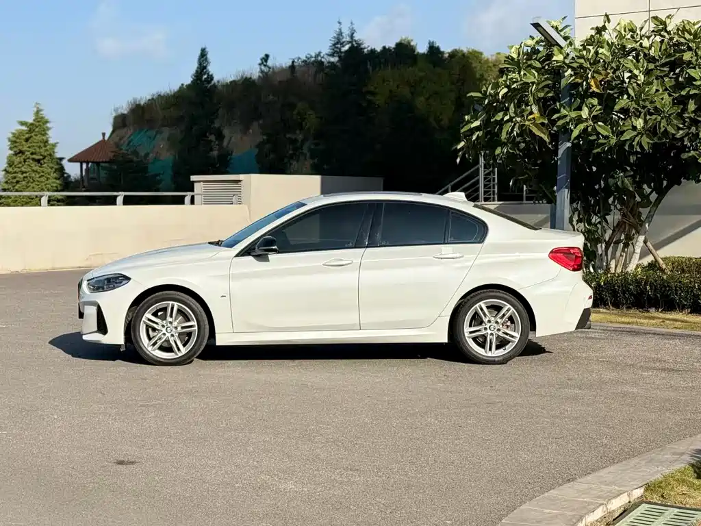 BMW BMW 1 Series 2022 120i M Sport Edition 2021 - thumbnail 3