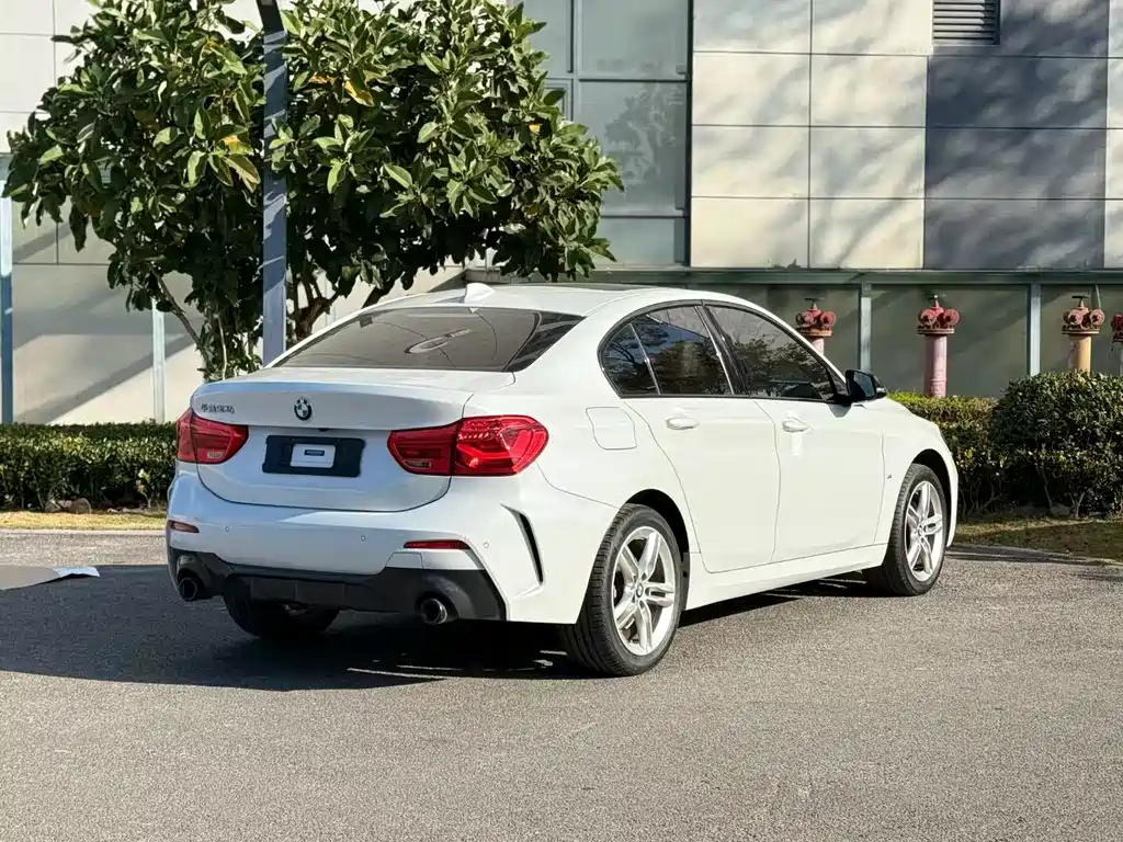 BMW BMW 1 Series 2022 120i M Sport Edition 2021 - thumbnail 5