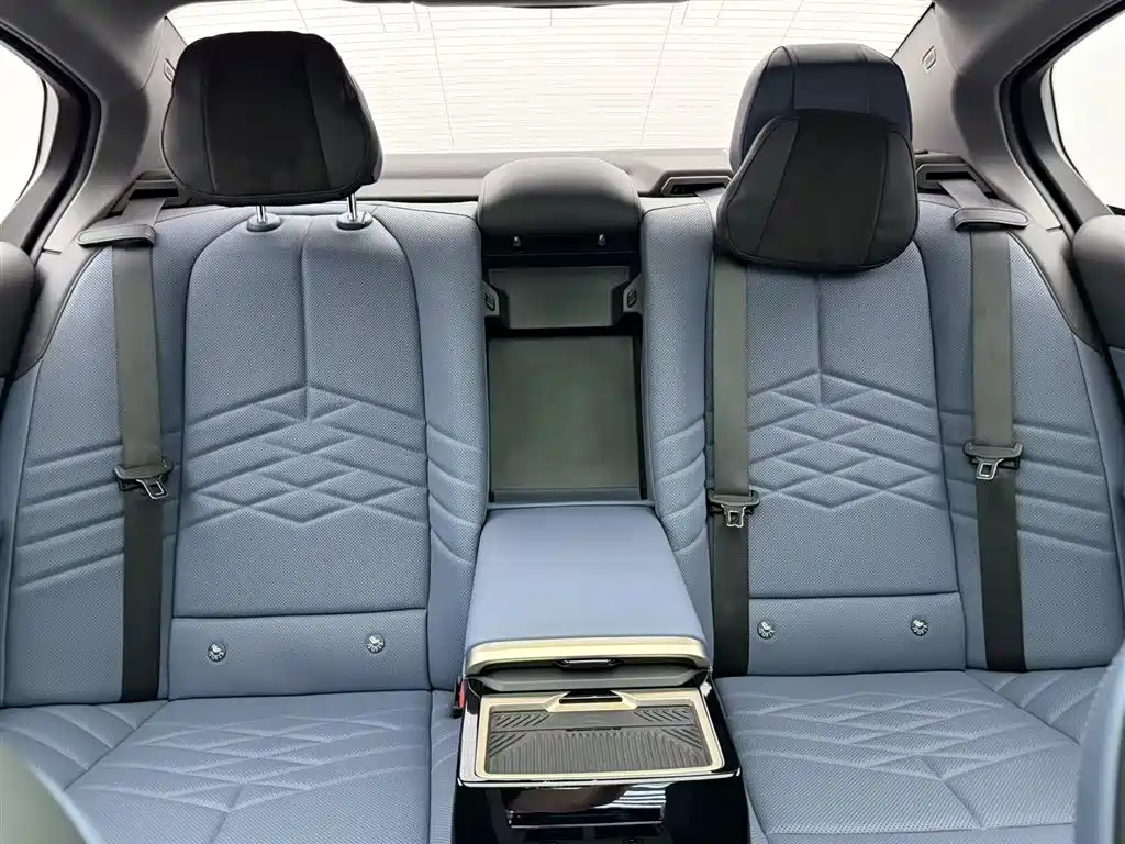 BMW BMW 5 Series 2024 530Li Premium M Sport Package 2024 - thumbnail 9