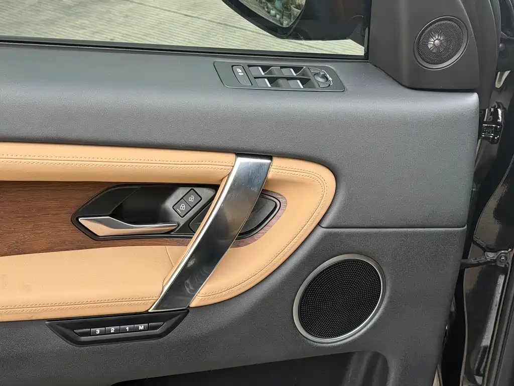Land Rover Land Rover Discovery Sport 2024 Luxury Custom Edition 2024 - thumbnail 6
