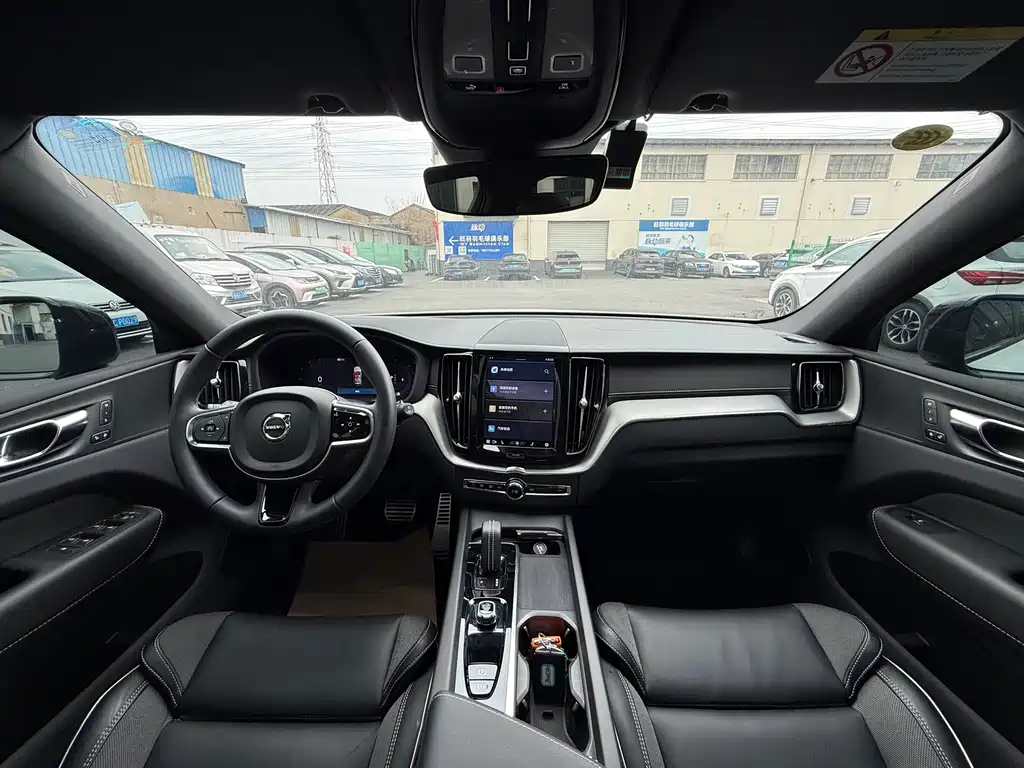 Volvo Volvo XC60 2022 B5 AWD R-Design 2022 - thumbnail 4