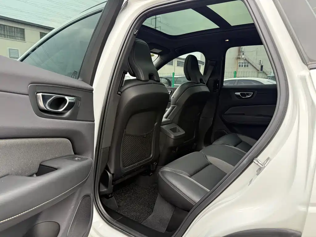 Volvo Volvo XC60 2022 B5 AWD R-Design 2022 - thumbnail 5