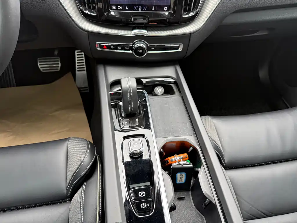 Volvo Volvo XC60 2022 B5 AWD R-Design 2022 - thumbnail 10