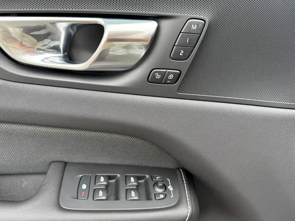 Volvo Volvo XC60 2022 B5 AWD R-Design 2022 - thumbnail 11